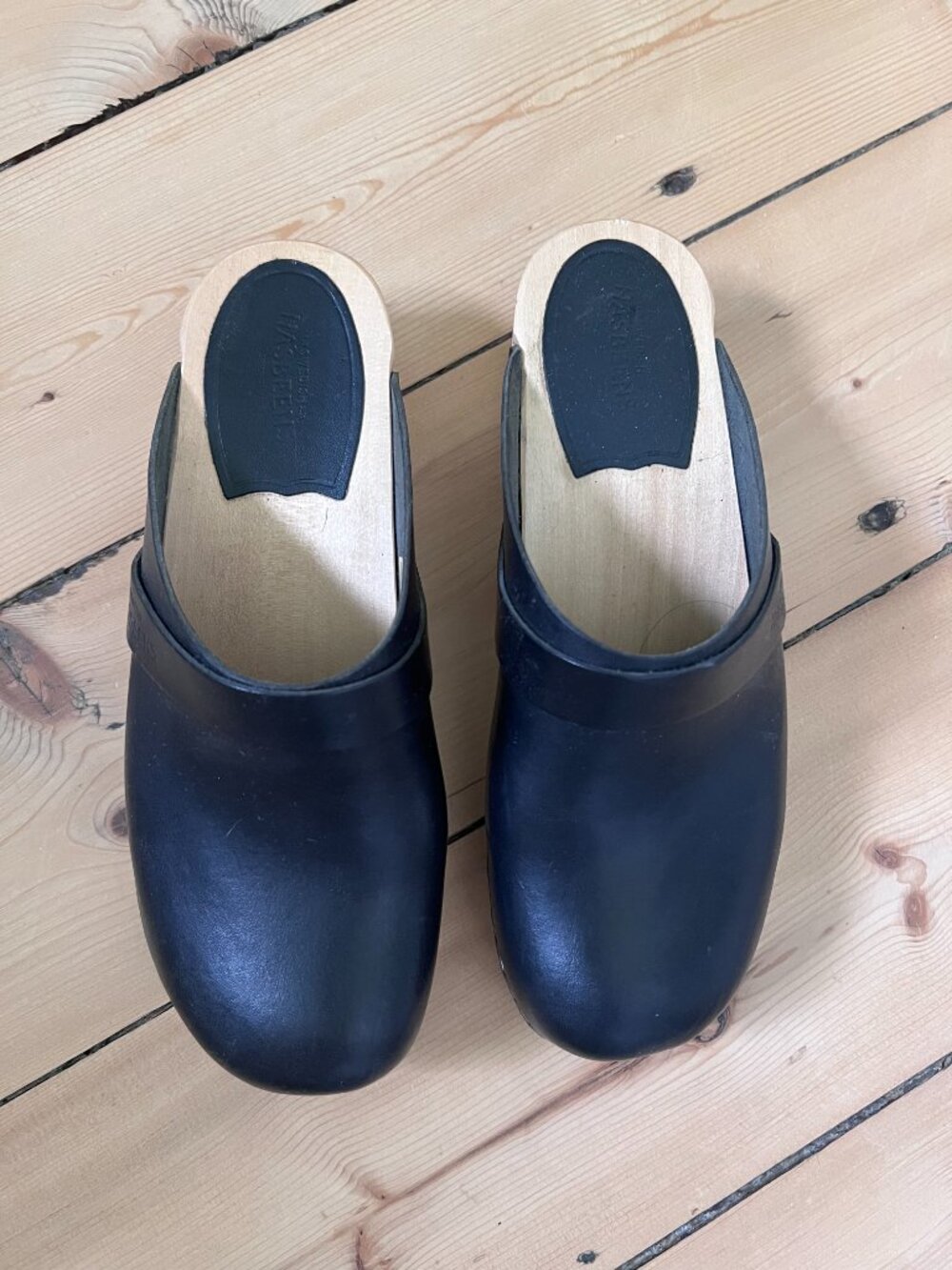 Swedish Hasbeens Black Leather Clogs - Picture 2 of 11